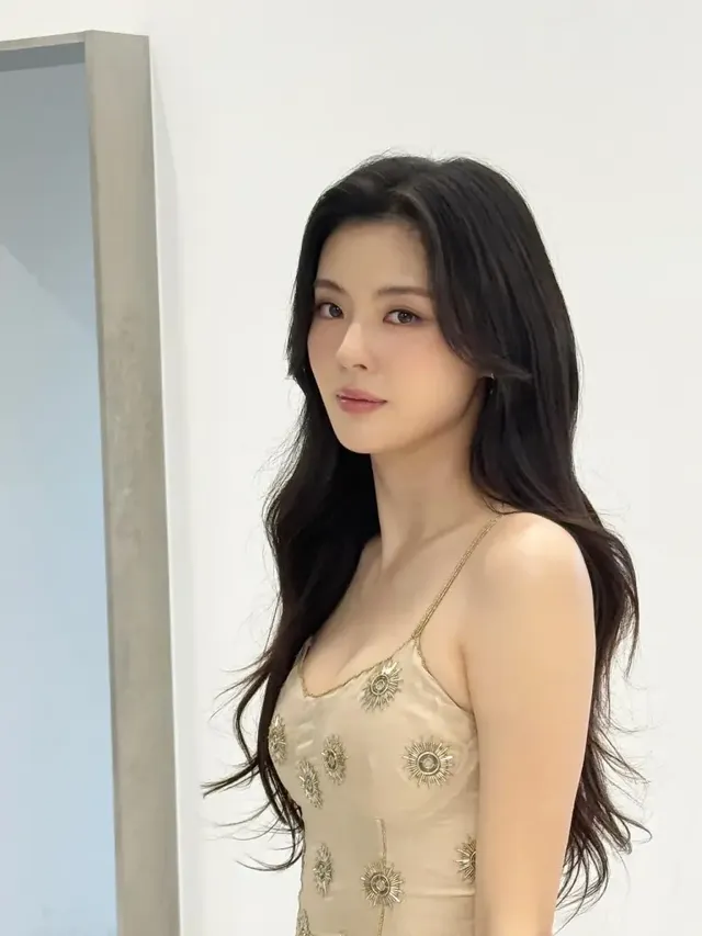 미니멀한 공간에서 빛을 받아 더욱 찬란하게 빛나는 이선빈의 골드 슬립드레스. /사진=이선빈 인스타그램