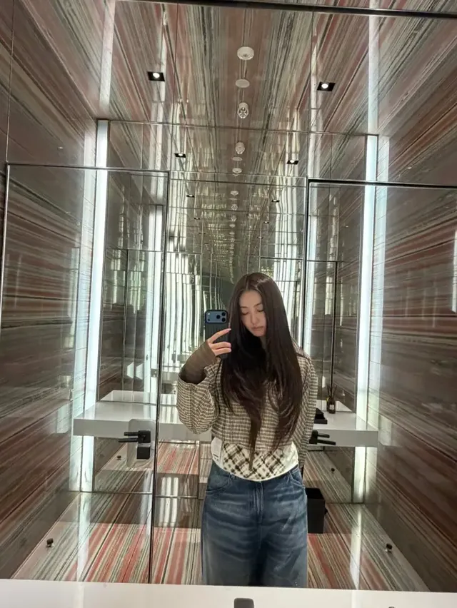 미러룸에서 체크 니트와 와이드 데님으로 소프트 그런지 무드를 연출한 가원의 모습이다. /사진=가원 인스타그램