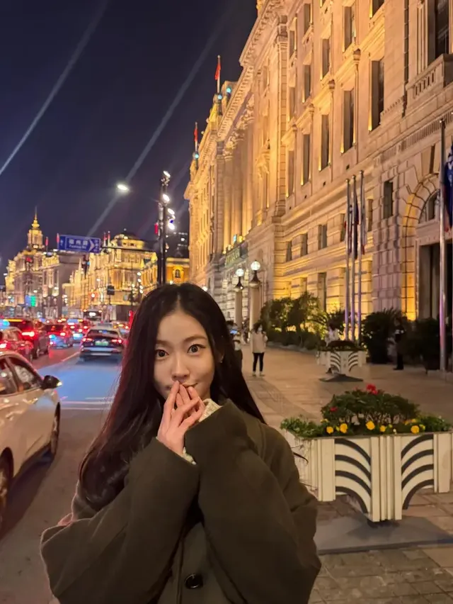 포근한 크림빛 케이블 니트와 다크 올리브 코트의 조화로 우아한 겨울 스타일을 연출한 송지우. /사진=송지우 인스타그램