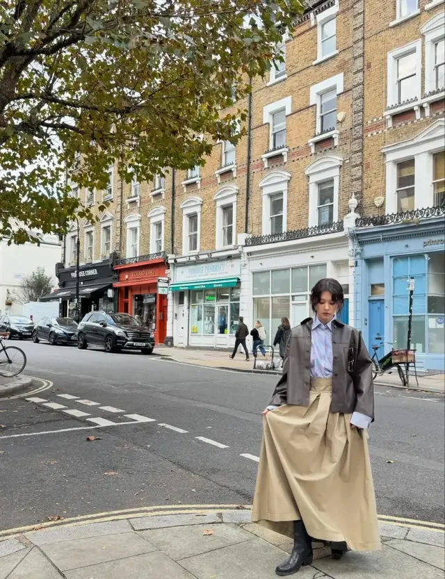 짙은 브라운 레더 재킷과 베이지 맥시 스커트로 런던의 빈티지 스트리트 감성을 연출하며 시크한 매력을 발산한다. /사진=정소민 인스타그램