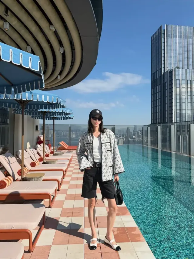  루프톱 수영장을 배경으로 편안하면서도 스타일리시한 모노톤 코디를 완성한 아이린의 모습. /사진=아이린 인스타그램