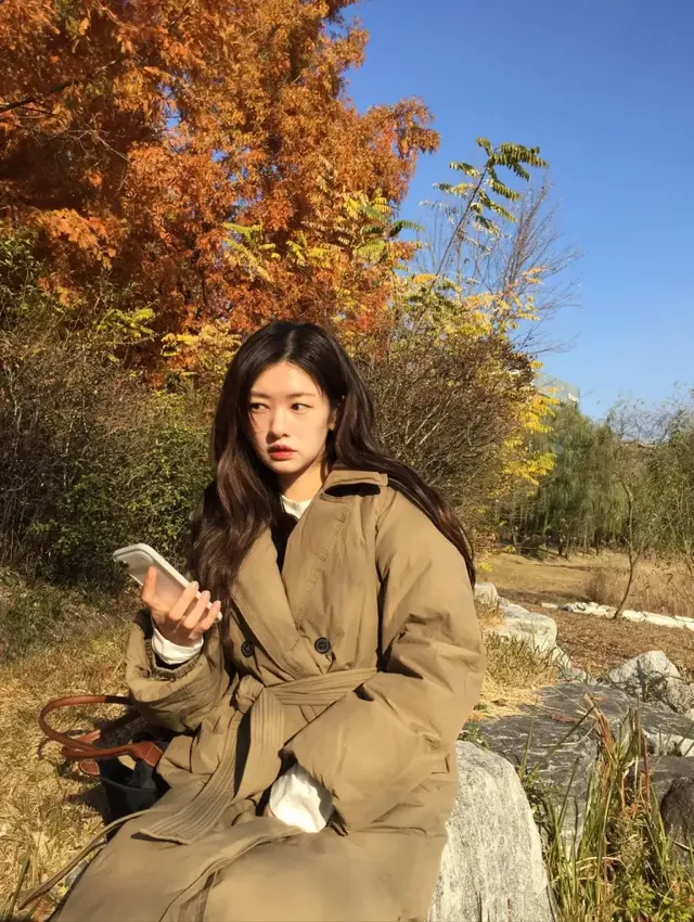 카페 거리에서 벨트로 허리 라인을 강조한 정소민의 롱 패딩코트 스타일이 세련된 도시 감성을 보여준다. /사진=정소민 인스타그램