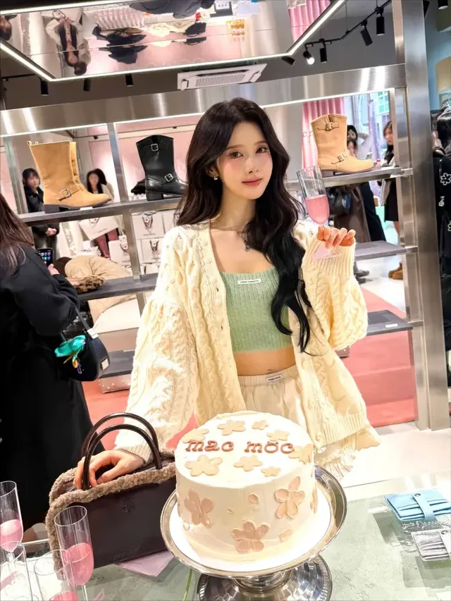 케이블 패턴의 크림색 니트와 민트색 크롭탑의 섬세한 컬러 레이어링이 돋보이는 시은의 데일리룩. /사진=시은 인스타그램