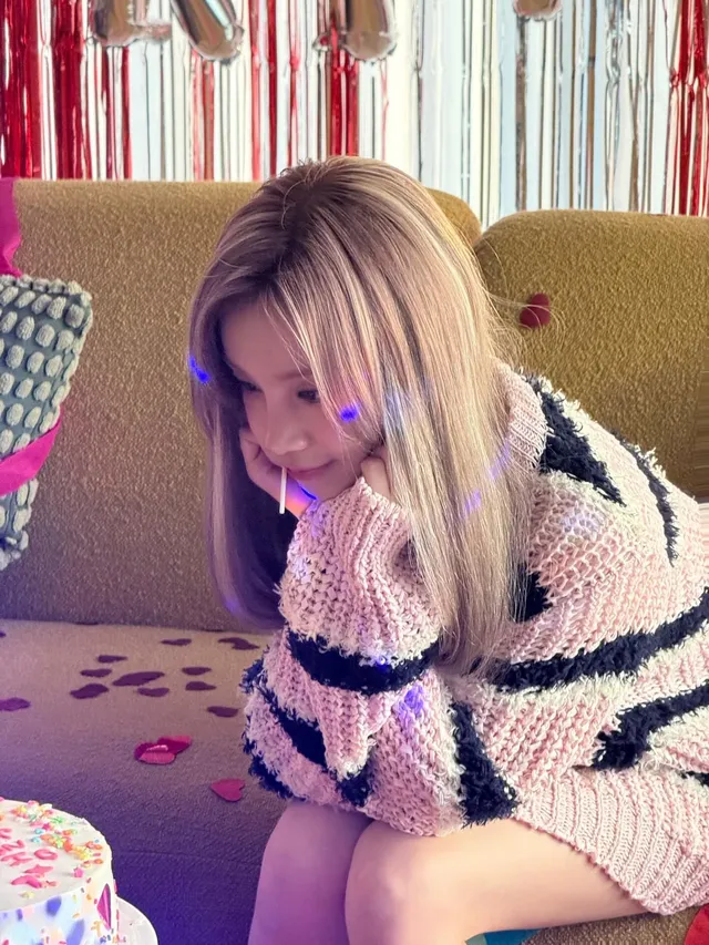 [캡션3] 내추럴한 헤어스타일과 은은한 미소로 '꾸안꾸' 매력을 한껏 발산하는 우기. /사진=우기(YUQI) 인스타그램