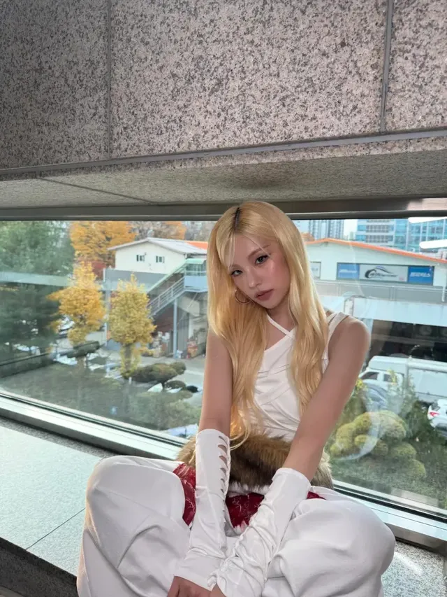 롱 슬리브 글러브와 와이드 팬츠를 매치하여 팔과 다리 라인을 강조하며 세련된 조화를 완성한 모습이다. /사진=예지 인스타그램 