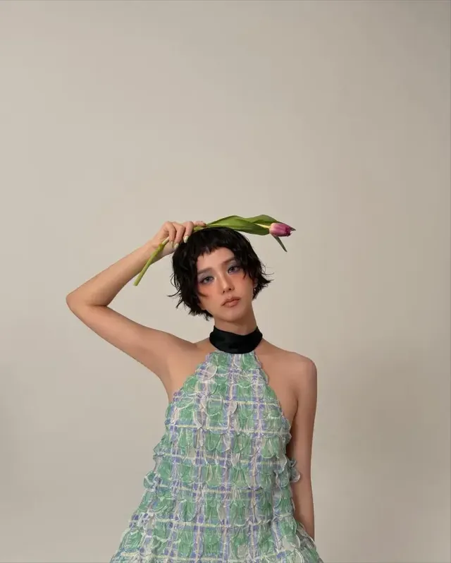 부드러운 민트와 라일락 텍스처 드레스에 숏커트 헤어와 튤립으로 몽환적인 무드를 연출한 지수. /사진=블랙핑크 지수 인스타그램