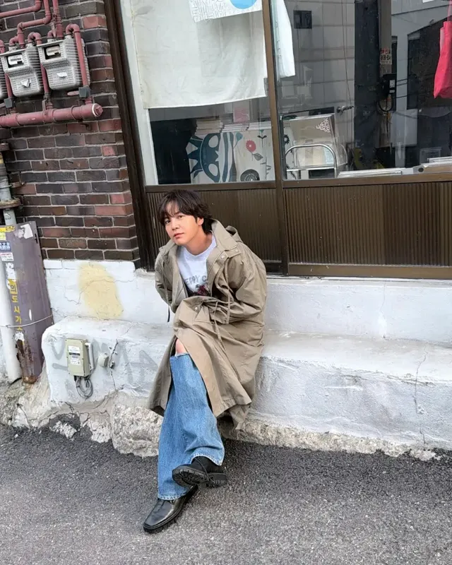 장근석이 고즈넉한 골목길 계단에 앉아 깊어진 가을 정취를 만끽하고 있다. /사진=장근석 인스타그램