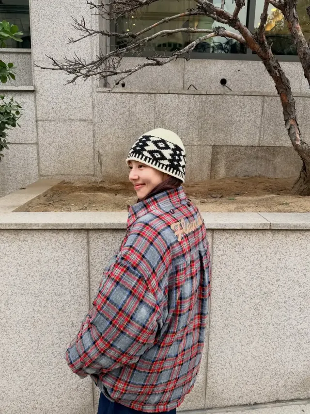 아이보리 패턴 니트 비니와 자연스러운 미소가 손담비의 따뜻한 겨울 감성을 더욱 돋보이게 한다. /사진=손담비 인스타그램