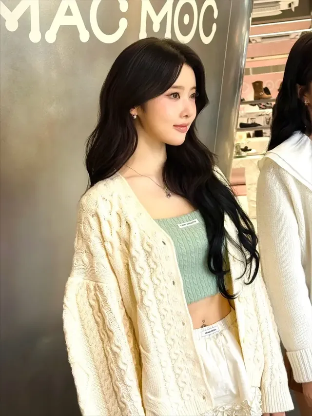  로즈빛 드링크와 플라워 장식 케이크를 들고 사랑스러운 분위기를 더하는 시은의 모습. /사진=시은 인스타그램