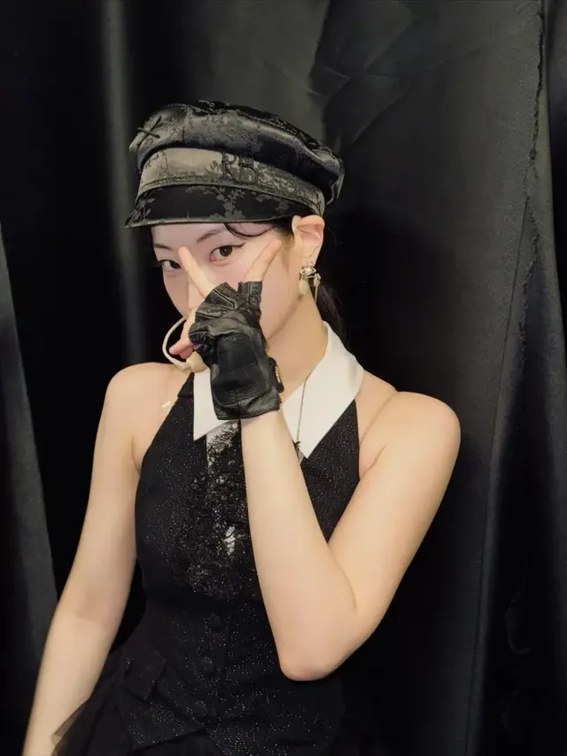 흑백 이미지 속 다현이 블랙 베레모와 글리터 톱으로 몽환적인 무대 뒤 분위기를 연출한다. /사진=다현 (DAHYUN) 인스타그램