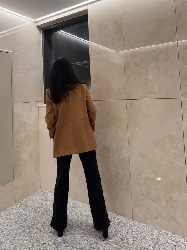 실내 조명 아래 부드러운 스웨이드 카멜 재킷과 아이보리 니트를 매치해 차분한 분위기를 연출하는 장예원. /사진=장예원 인스타그램