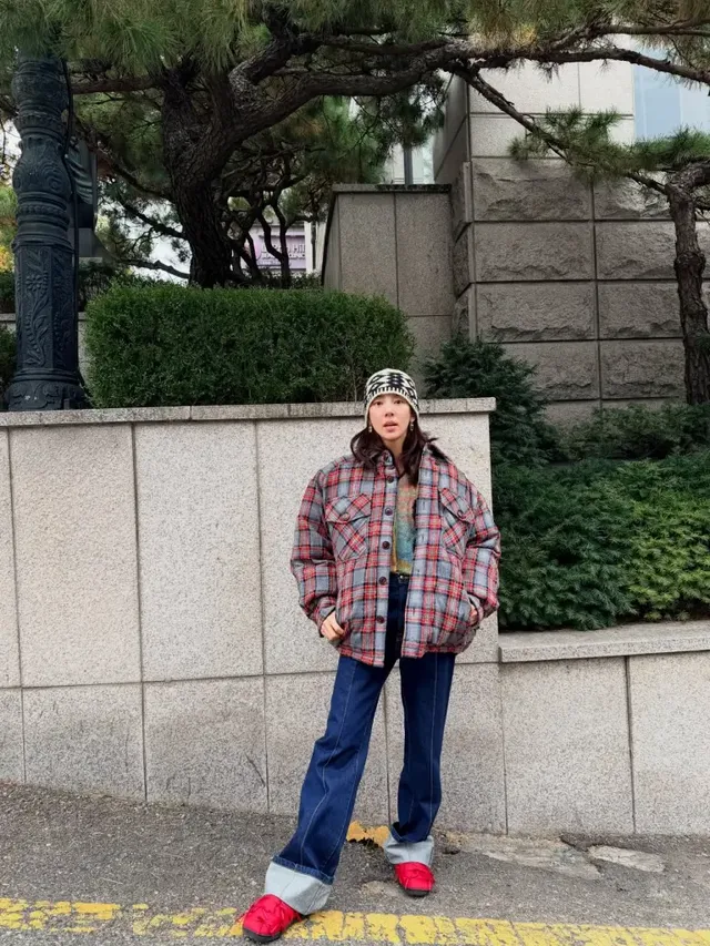  붉은 라인 체크 플란넬 점퍼와 레드슈가 어우러져 따뜻하고 경쾌한 겨울 스타일을 연출하는 손담비의 모습. /사진=손담비 인스타그램