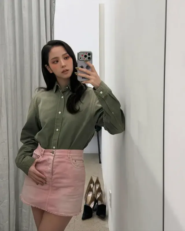 카키 셔츠와 그러데이션 핑크 데님 미니스커트로 과감한 컬러 대비와 늘씬한 각선미를 강조한 지수. /사진=블랙핑크 지수 인스타그램