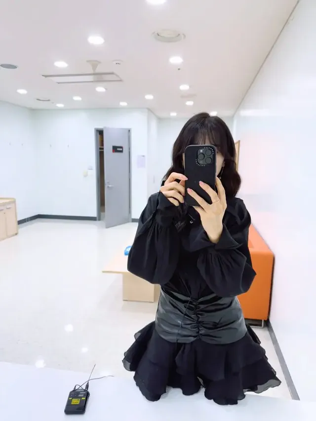 박하선이 거울 셀피로 드러낸 올블랙 레더 코르셋 스타일은 고요하면서도 강렬한 분위기를 자아낸다. /사진=박하선 인스타그램