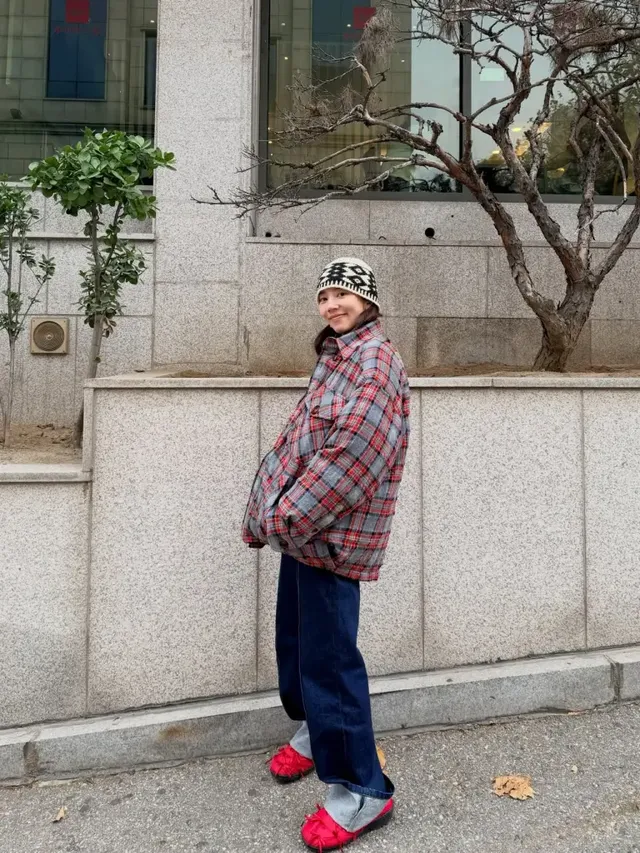 손담비가 도심 속 겨울 풍경에서 포근한 체크 점퍼와 니트 비니로 완성한 캐주얼룩을 선보이고 있다. /사진=손담비 인스타그램