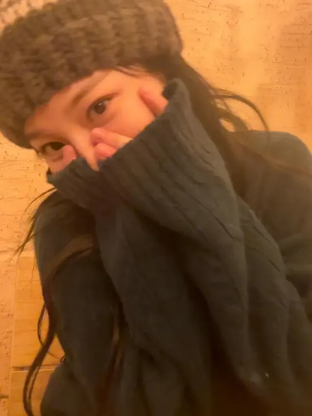 따뜻한 공간 속 백지헌이 청록색 케이블 니트와 패턴 비니로 포근한 겨울 스타일을 선보인다. /사진=백지헌 인스타그램