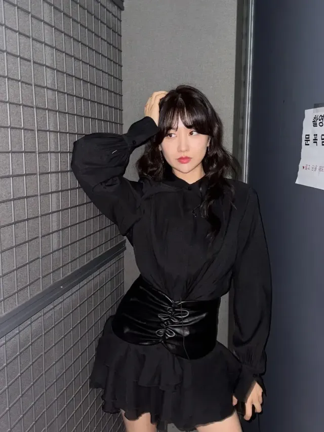 벽에 기대어 카메라를 응시하는 박하선이 웨이브 헤어와 음영 메이크업으로 올블랙 룩의 묵직함을 중화하며 드라마틱한 분위기를 연출한다. /사진=박하선 인스타그램