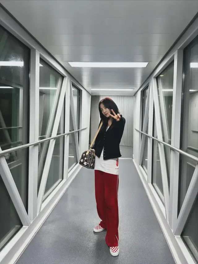 필리핀으로 향하는 산다라박이 비행기 창문 앞에서 특유의 밝은 미소로 손을 흔든다. /사진=산다라박 인스타그램