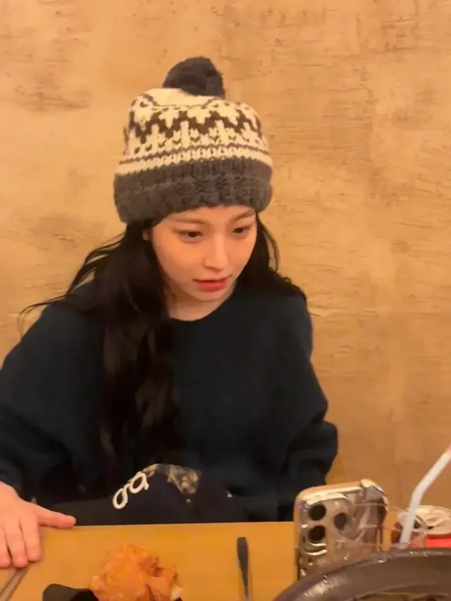 짙은 그레이 패턴 비니와 포근한 니트가 백지헌의 따뜻한 겨울 감성을 완성한다. /사진=백지헌 인스타그램