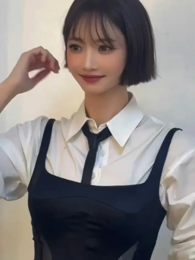 잔잔한 조명 아래 화이트 셔츠와 블랙 코르셋 톱으로 모던 시크 룩을 선보이는 고준희. /사진=고준희 인스타그램