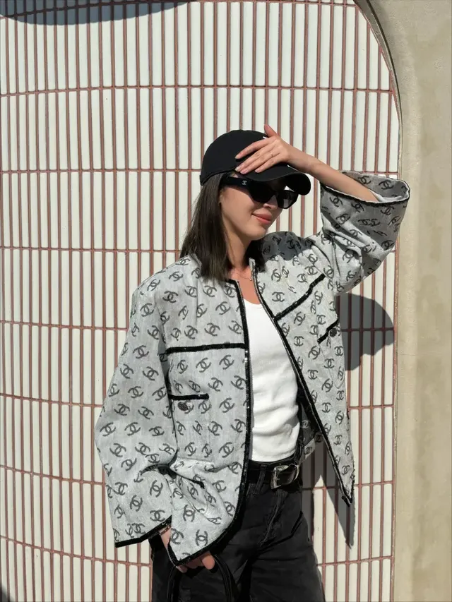 햇살 아래 샤넬 로고 재킷과 버뮤다 팬츠로 세련된 시티 리조트룩을 선보인 아이린. /사진=아이린 인스타그램