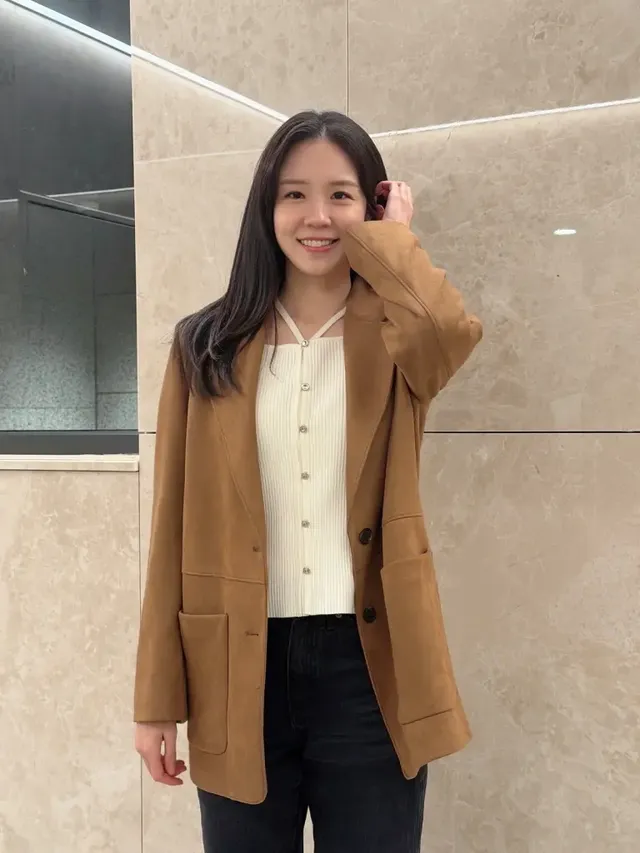 야외 크리스마스 트리 배경에서 포근한 겨울 스타일링을 선보이며 감성적인 무드를 더하는 장예원. /사진=장예원 인스타그램