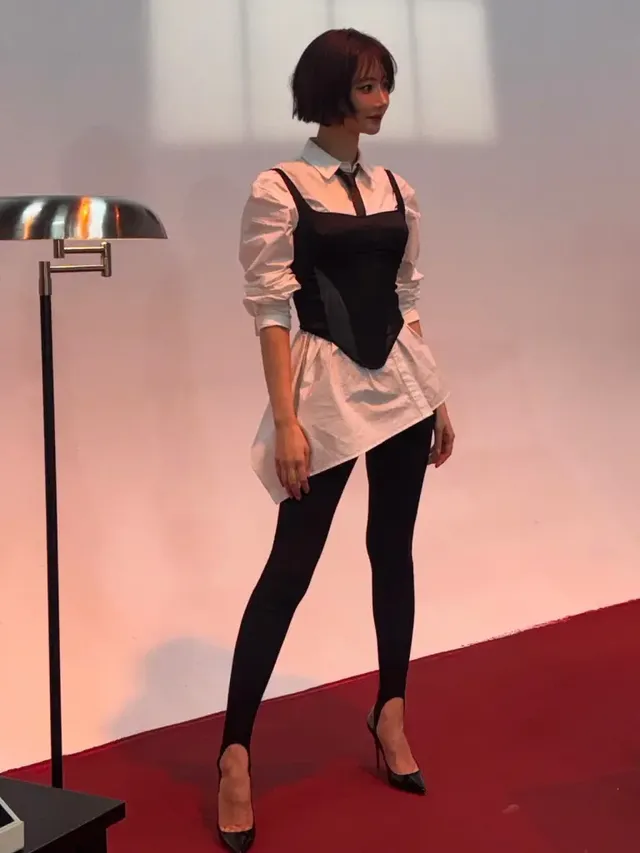 웨이스트 라인을 강조하는 코르셋 톱과 단발 헤어로 도시적인 매력을 발산하는 고준희. /사진=고준희 인스타그램 