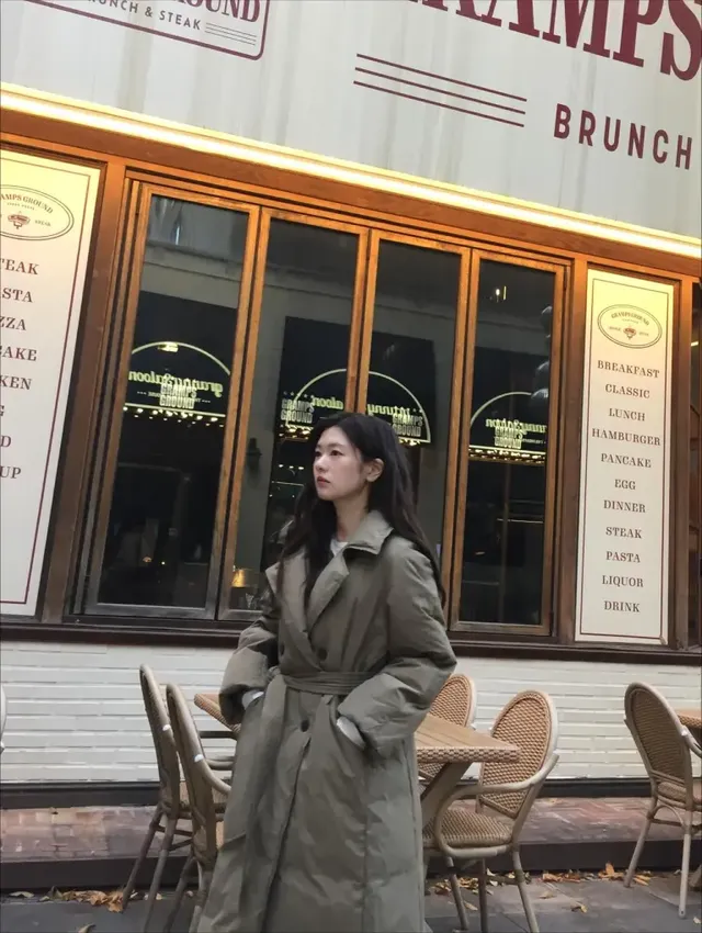  심플한 이너와 매치된 정소민의 패딩코트가 미니멀하면서도 온기 가득한 겨울 데일리룩의 정석을 제시한다. /사진=정소민 인스타그램