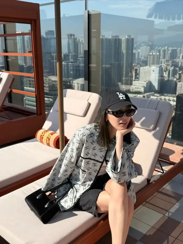 블랙 캡과 선글라스로 모던함을 더하고 플랫슈즈로 마무리한 아이린의 전신 스타일링. /사진=아이린 인스타그램