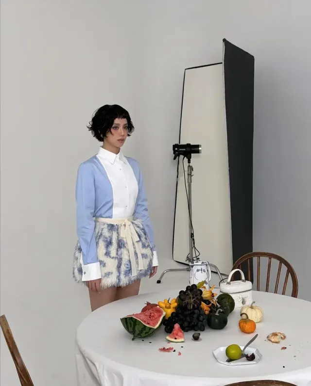 구조적인 셔츠와 풍성한 퍼 스커트로 텍스처 대비와 조각적 실루엣을 실험하는 지수의 모습. /사진=블랙핑크 지수 인스타그램[[IMG2]][[IMG3]]