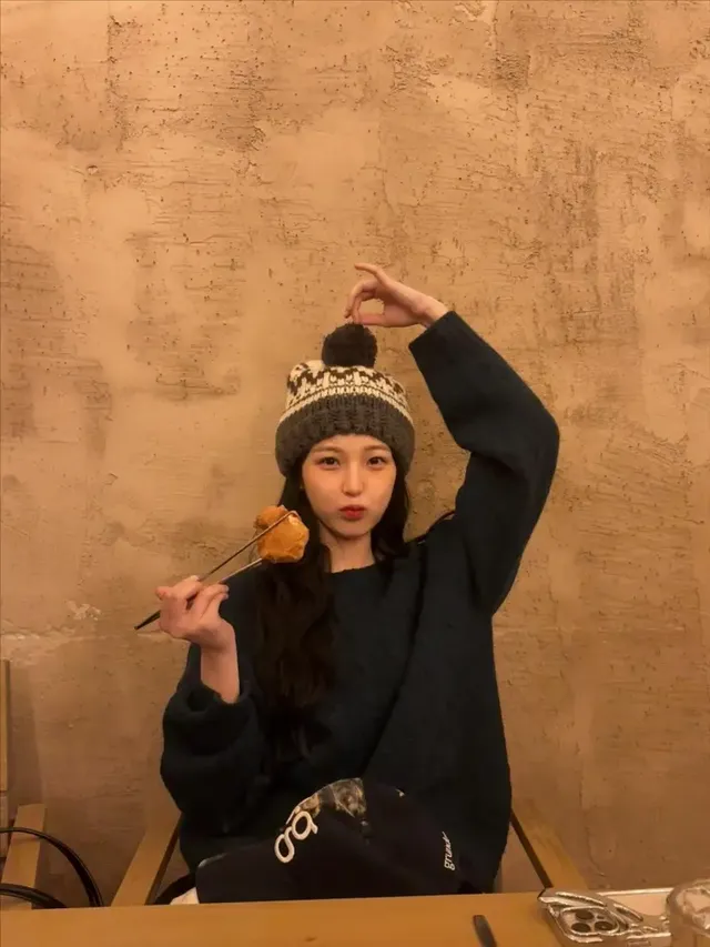 니트 소매로 얼굴을 가볍게 감싼 장난기 어린 포즈에서 겨울 룩의 순수한 감성이 느껴진다. /사진=백지헌 인스타그램