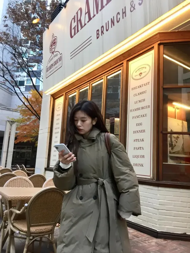 따스한 햇살 아래, 정소민이 뉴트럴 베이지 패딩코트로 고요하고 우아한 겨울 초입의 분위기를 연출하고 있다. /사진=정소민 인스타그램