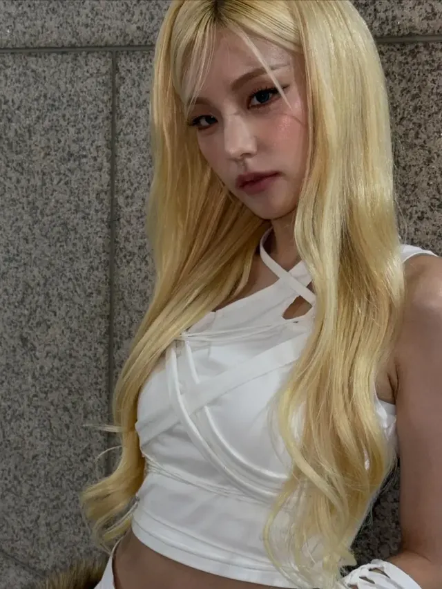 예지가 골드 톤 헤어와 대비되는 화이트 크롭탑으로 우아하면서도 강렬한 실루엣을 선보이고 있다. /사진=예지 인스타그램