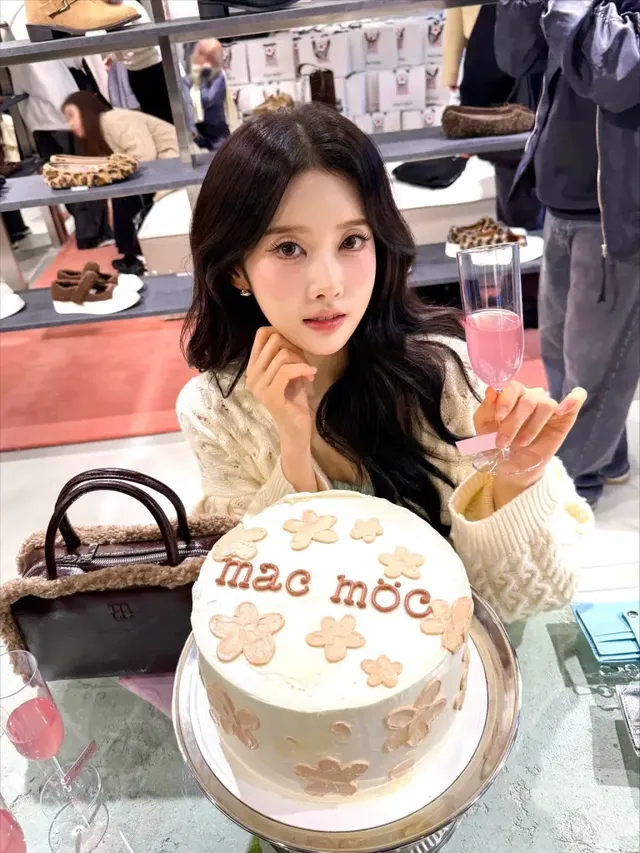 MAC MOC 매장 속에서 크림 니트와 민트 크롭탑으로 포근하고 산뜻한 겨울 스타일을 선보이는 시은. /사진=시은 인스타그램