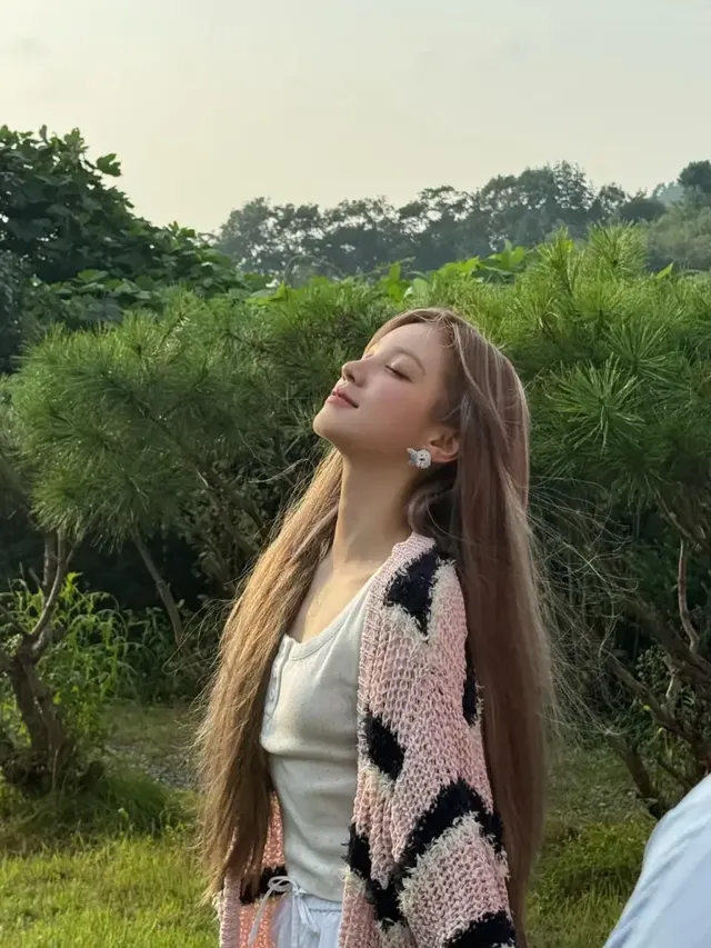 따스한 햇살 아래, 비눗방울과 함께 여유로운 시간을 보내는 우기의 모습. /사진=우기(YUQI) 인스타그램