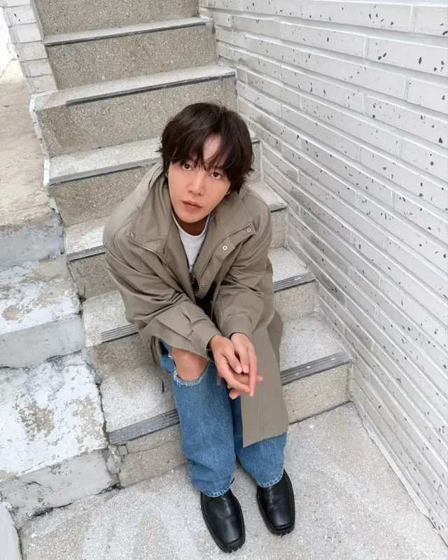 장근석이 벽돌 담벼락 앞에서 고독하면서도 감성적인 분위기를 연출하며 시선을 사로잡는다. /사진=장근석 인스타그램