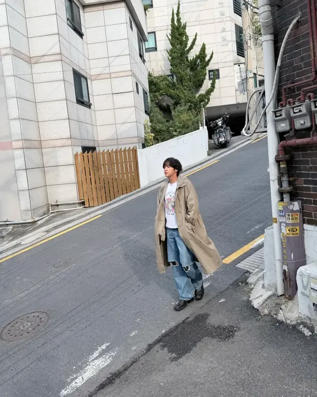 장근석이 루즈핏 트렌치코트와 디스트로이드 데님을 매치한 세련된 가을 스타일을 선보이고 있다. /사진=장근석 인스타그램