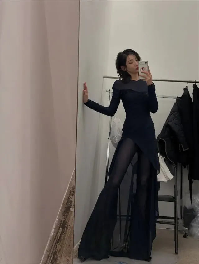 미니멀한 스튜디오에서 블랙 롱슬리브 드레스를 입고 고혹적인 포즈를 취한 박지현의 모습이다. /사진=박지현 인스타그램