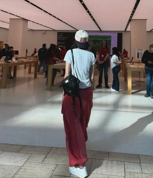 김윤지가 쇼핑몰 내부에서 캐주얼하면서도 트렌디한 레드 카고 팬츠 룩을 선보이며 시선을 사로잡는다. /사진=김윤지 인스타그램