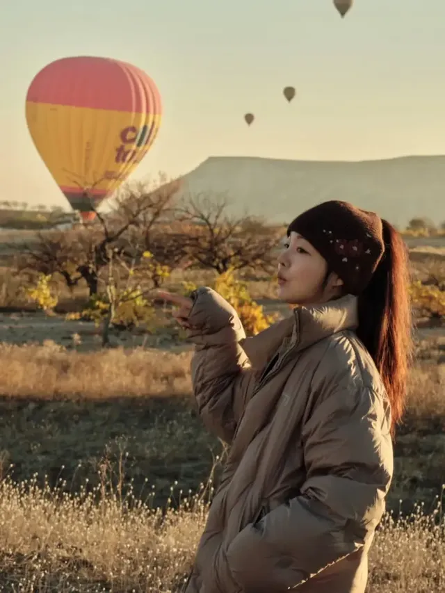 열기구가 떠오르는 아침, 문지인이 차분한 패딩과 조거 팬츠로 여유로운 여행의 시작을 알리고 있다. /사진=문지인 인스타그램