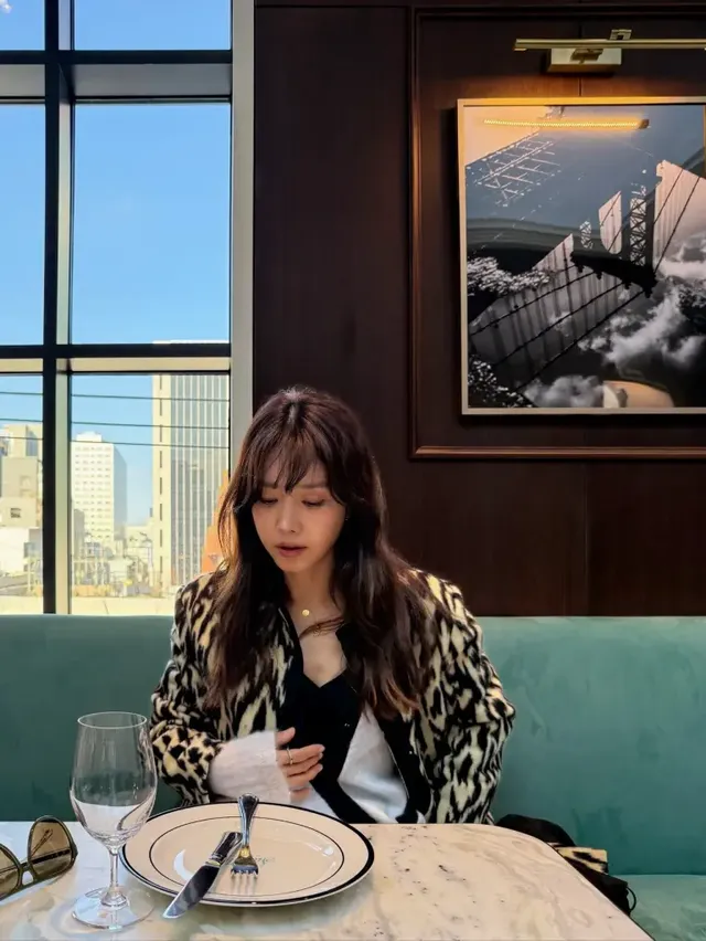 채정안, 따스한 햇살 아래 레오파드 롱코트로 완성한 계절감 있는 스타일을 선보인다. /사진=채정안 인스타그램