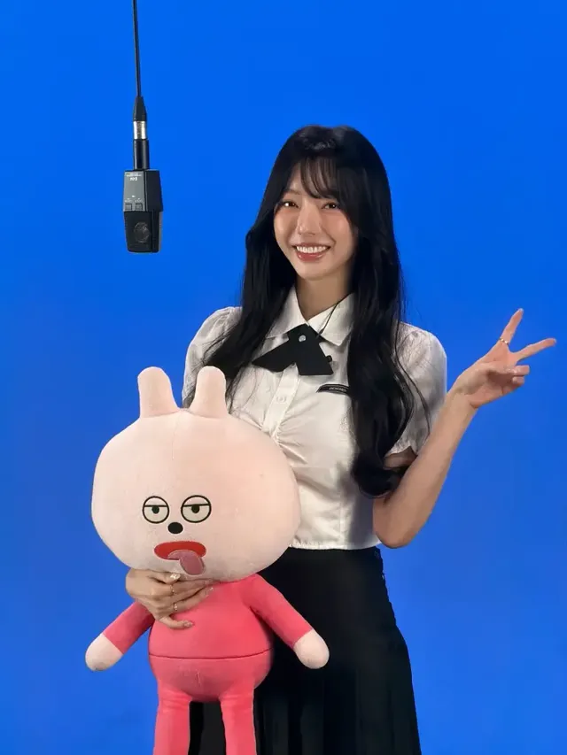 캐릭터 인형을 품에 안고 사랑스러운 표정을 짓는 세리의 모습. /사진=세리 인스타그램 [[IMG2]]