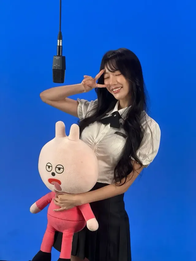 스탠드 마이크 앞에서 청량한 미소와 브이 포즈로 하이틴 감성을 드러낸 세리. /사진=세리 인스타그램