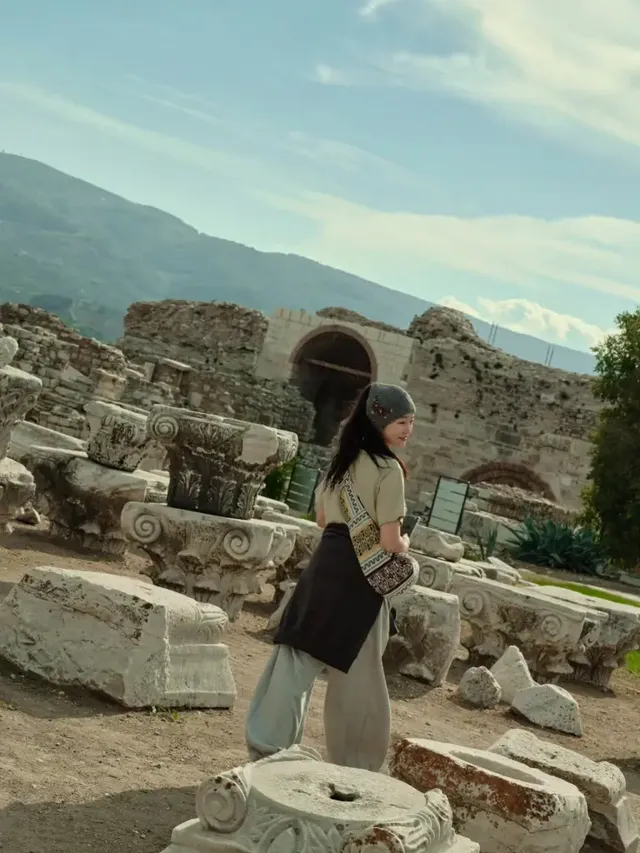  자연스러운 포즈와 다채로운 소재의 레이어링으로 완성된 문지인의 겨울 여행 스타일. /사진=문지인 인스타그램