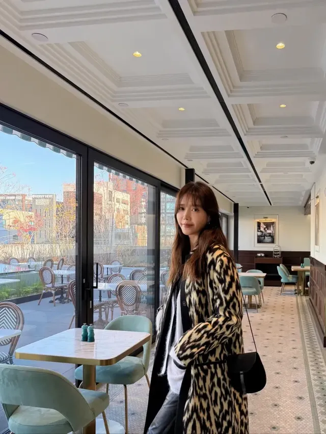 감각적인 레오파드 패턴 코트와 미니멀한 니트의 조화가 돋보이는 실내 컷이다. /사진=채정안 인스타그램