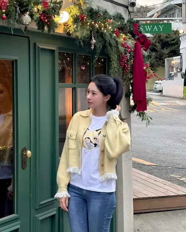 [캡션2] 야외 카페 배경 속 이유빈이 내추럴한 포니테일과 옐로 재킷으로 캐주얼하면서도 감각적인 겨울 패션을 완성했다. /사진=이유빈 인스타그램