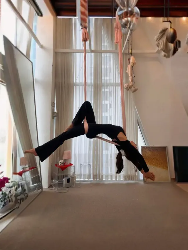  플라잉요가 스튜디오에서 운동에 몰입하는 한그루의 전신 모습. /사진=배우 한그루 인스타그램 