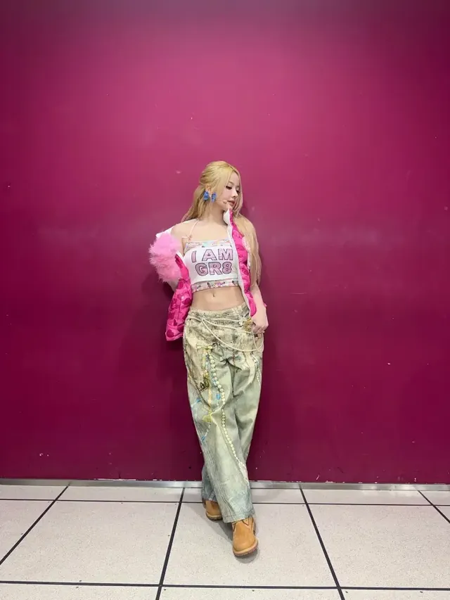 강렬한 핫핑크 배경 앞에서 포즈를 취하고 있는 벨의 크롭탑 스타일. /사진=KISS OF LIFE 인스타그램