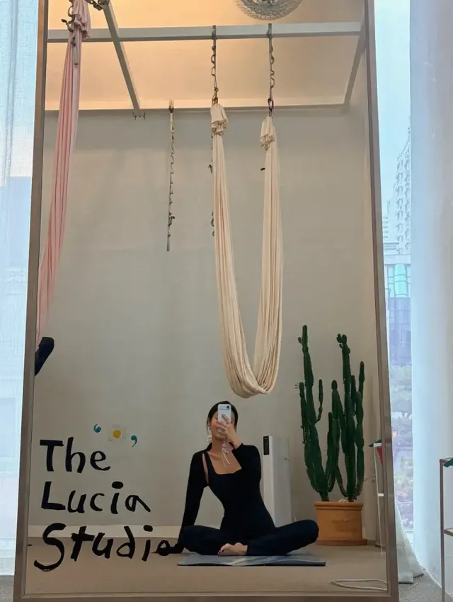  블랙 보디수트와 핑크 로프의 조화가 돋보이는 한그루의 플라잉요가 스틸컷. /사진=배우 한그루 인스타그램