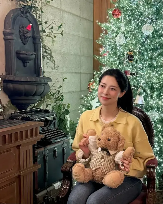 따뜻한 색감의 옐로 재킷과 그래픽 티셔츠를 매치하여 겨울철 일상에 활력을 불어넣는 이유빈의 모습. /사진=이유빈 인스타그램